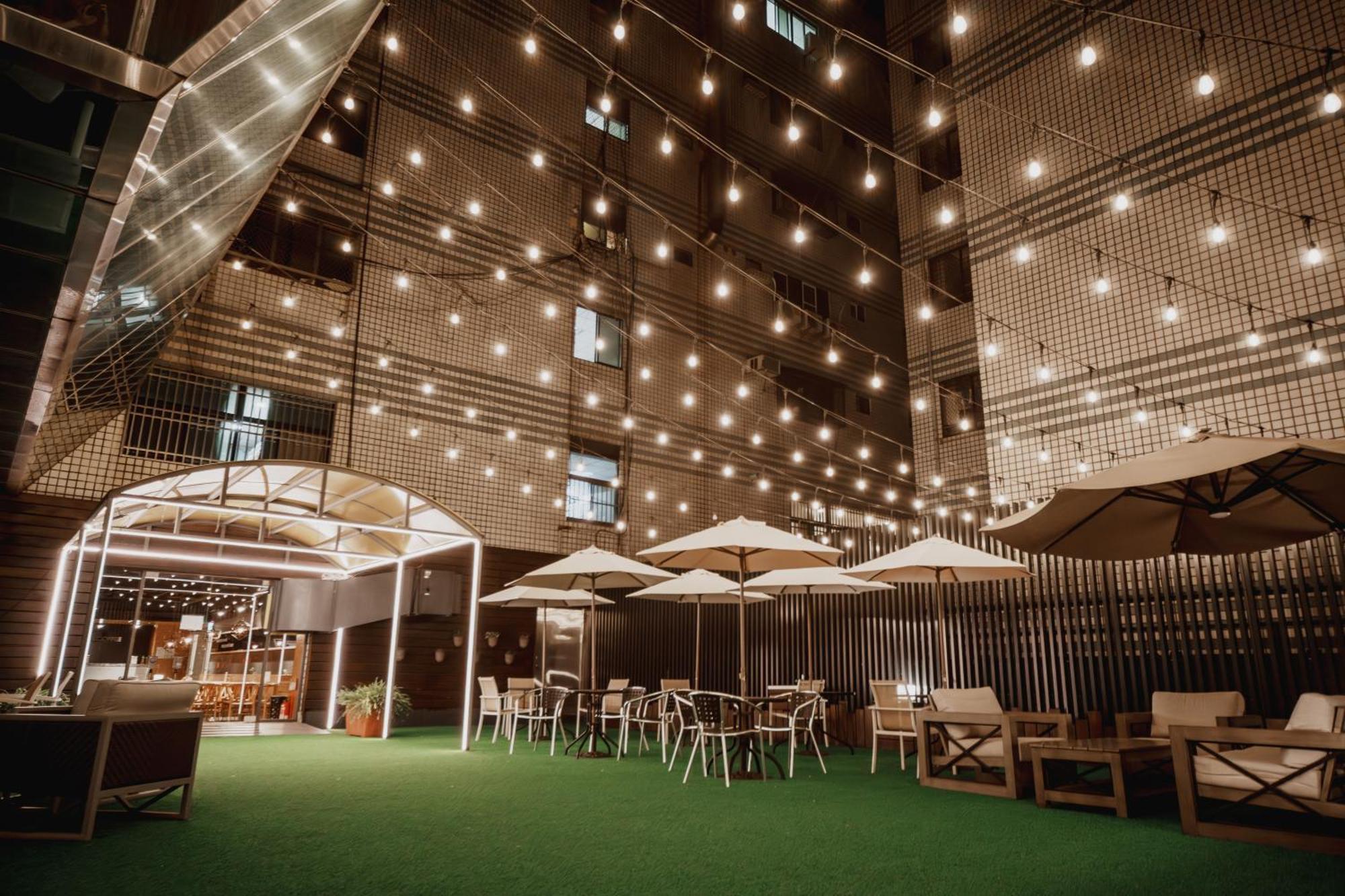 Hub Hotel - Kaohsiung Bagian luar foto