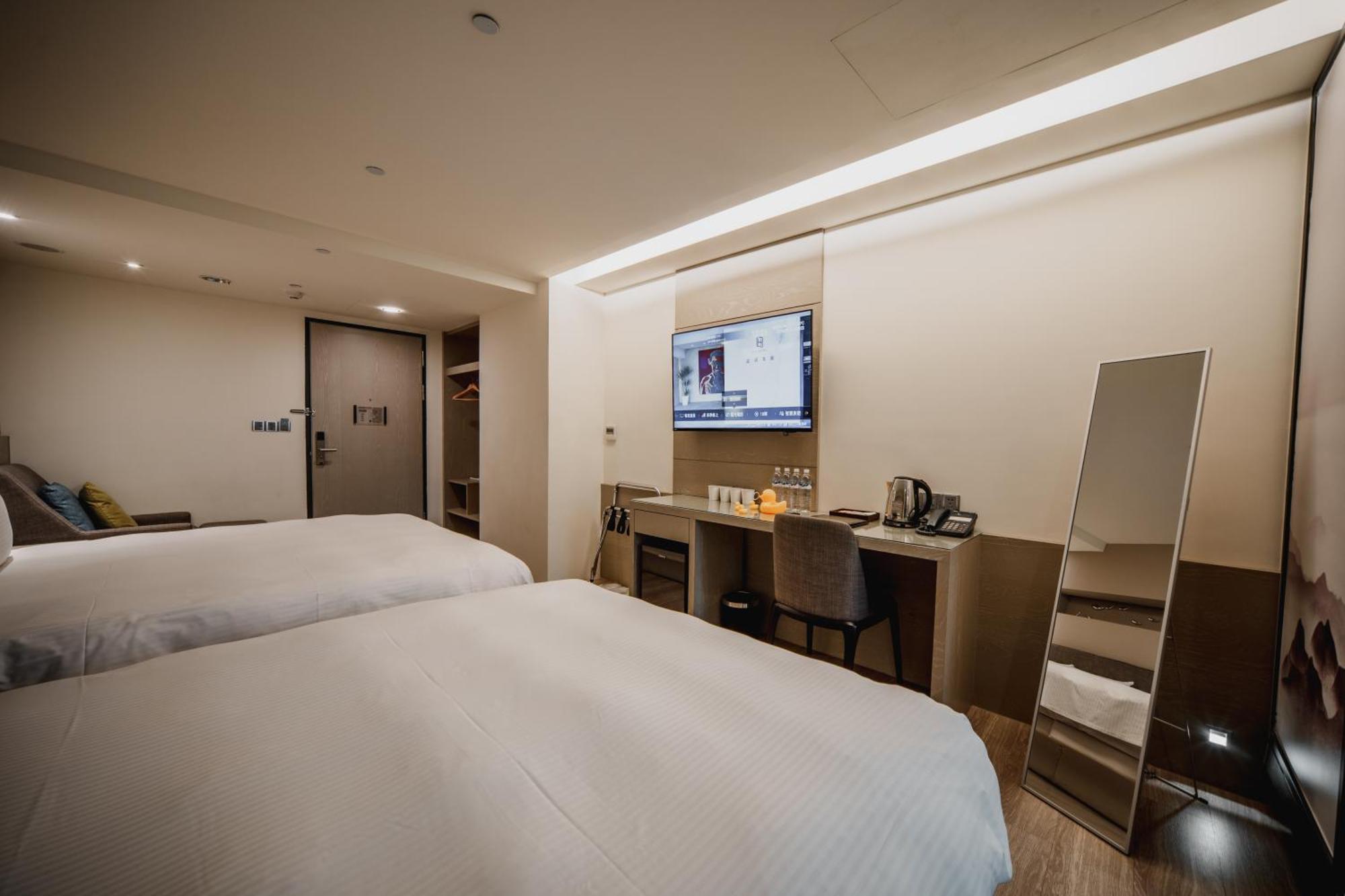 Hub Hotel - Kaohsiung Bagian luar foto