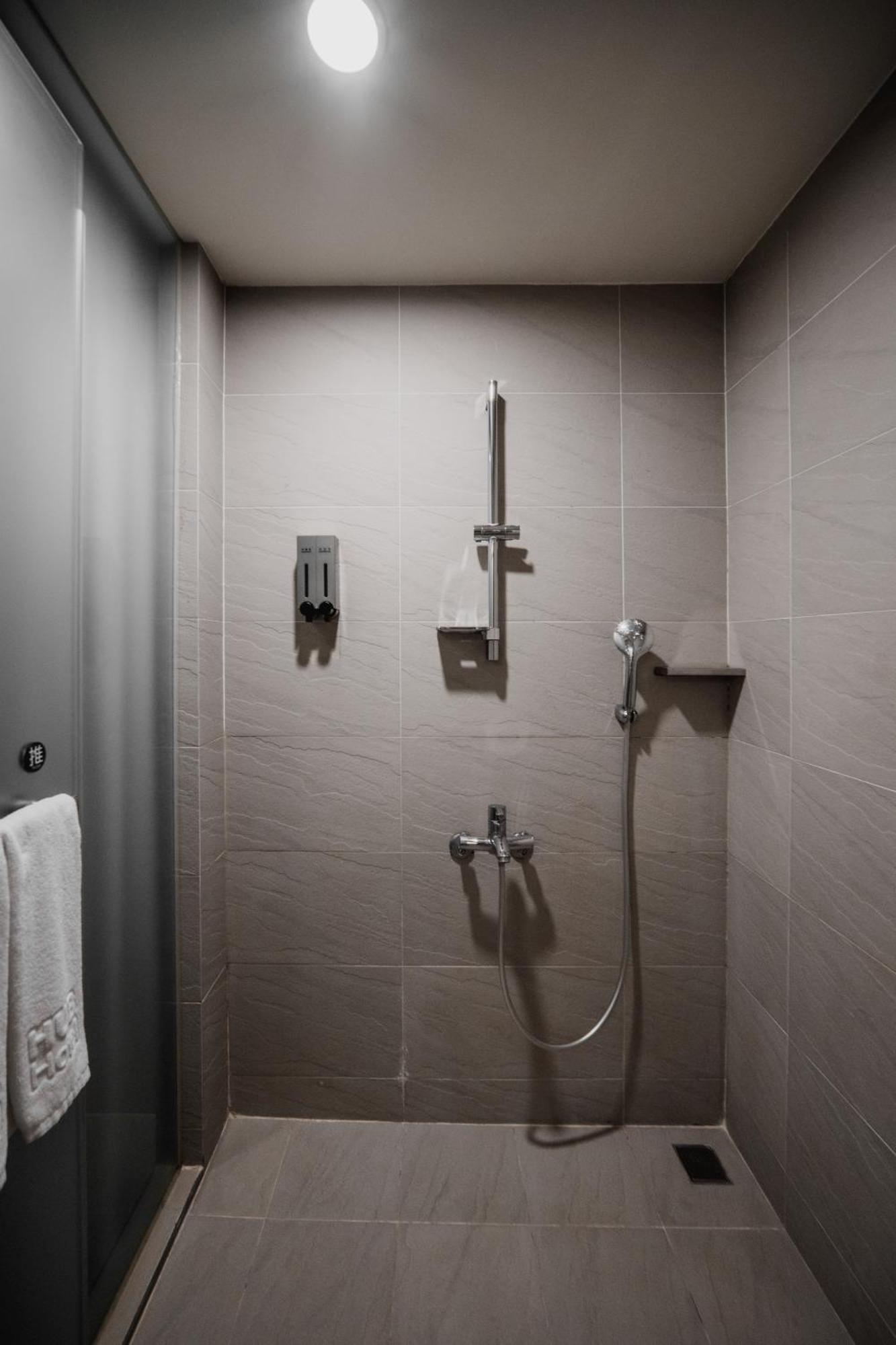 Hub Hotel - Kaohsiung Bagian luar foto