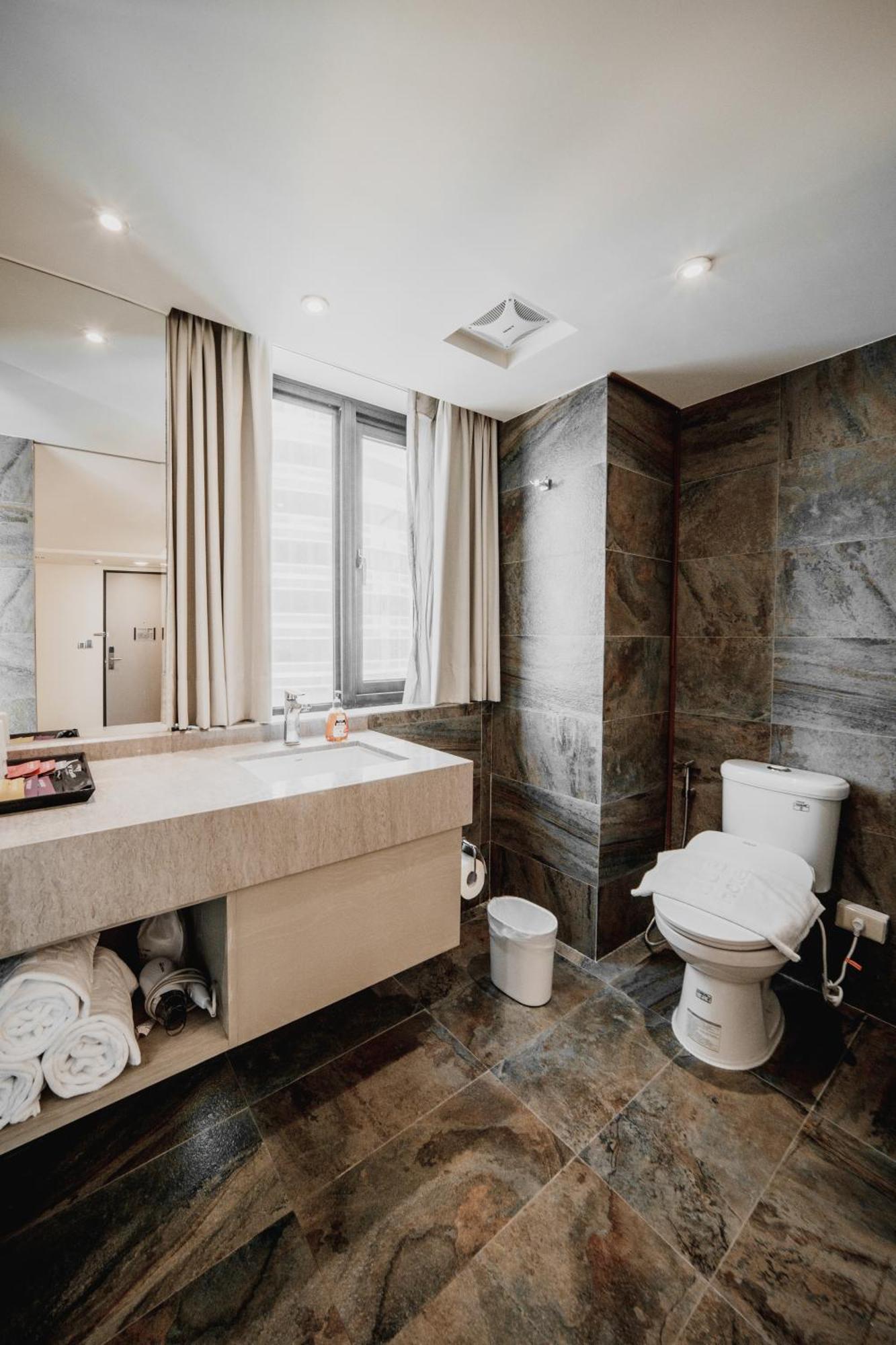 Hub Hotel - Kaohsiung Bagian luar foto