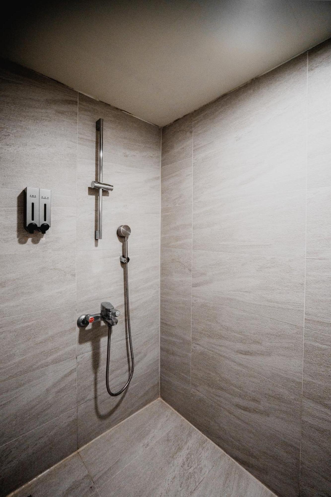 Hub Hotel - Kaohsiung Bagian luar foto