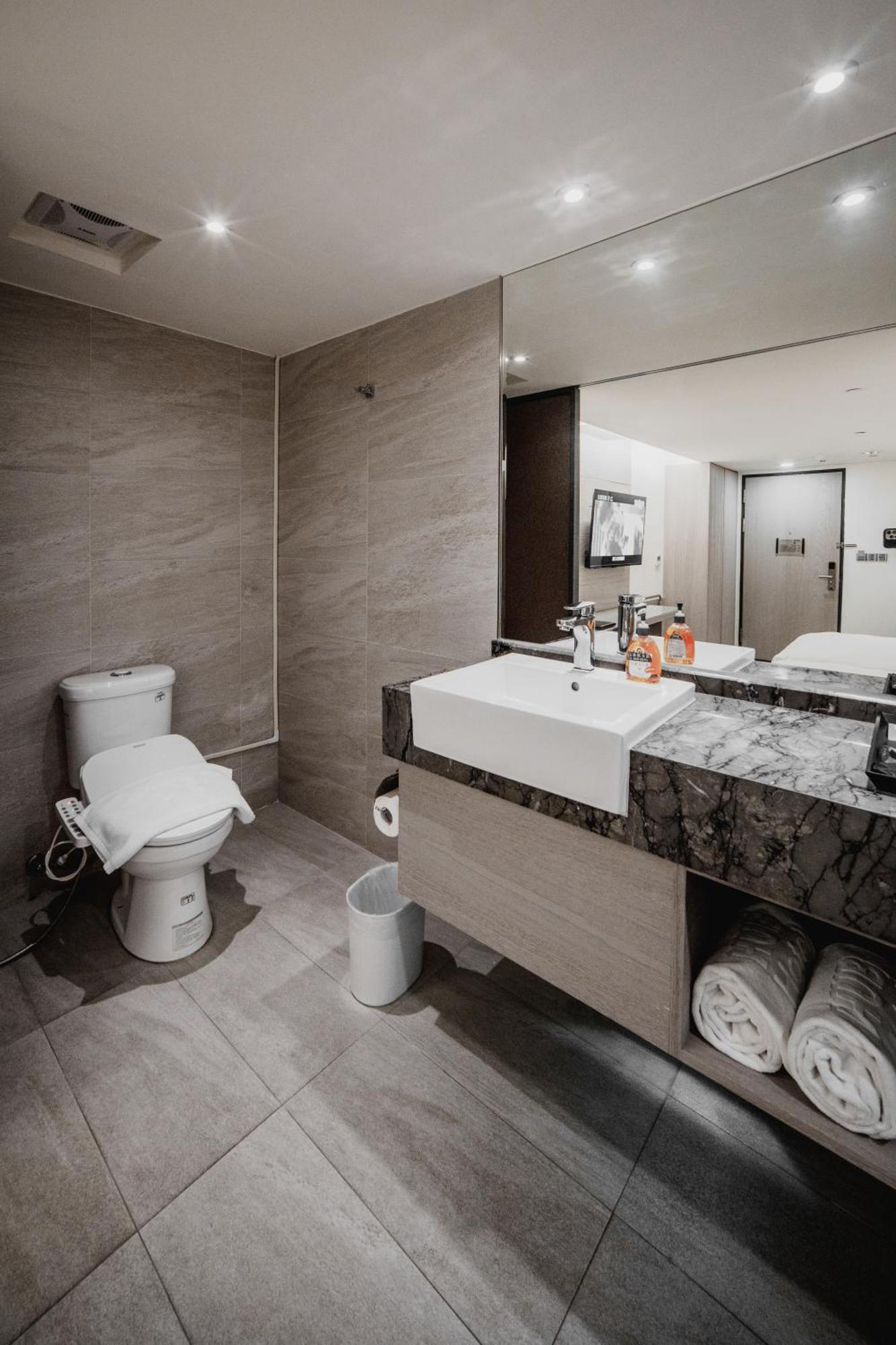 Hub Hotel - Kaohsiung Bagian luar foto