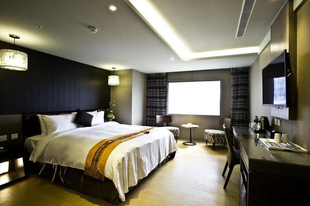 Hub Hotel - Kaohsiung Bagian luar foto