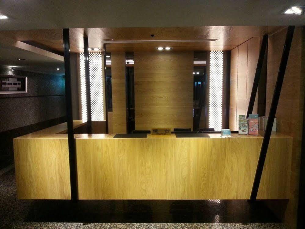 Hub Hotel - Kaohsiung Bagian luar foto
