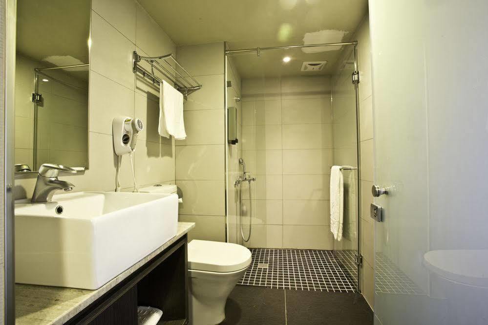 Hub Hotel - Kaohsiung Bagian luar foto